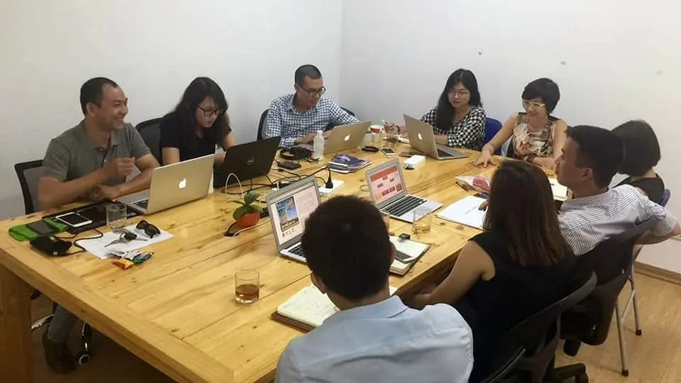 Phòng marketing thuê ngoài đang xây dựng chiến lược Marketing cho khách hàng dưới sự hướng dẫn từ chuyên gia Huy Minh và chuyên gia Đặng Thanh Vân