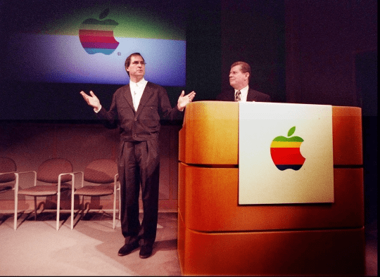 Gil Amelio và Steve Jobs - Apple và Marketing Online