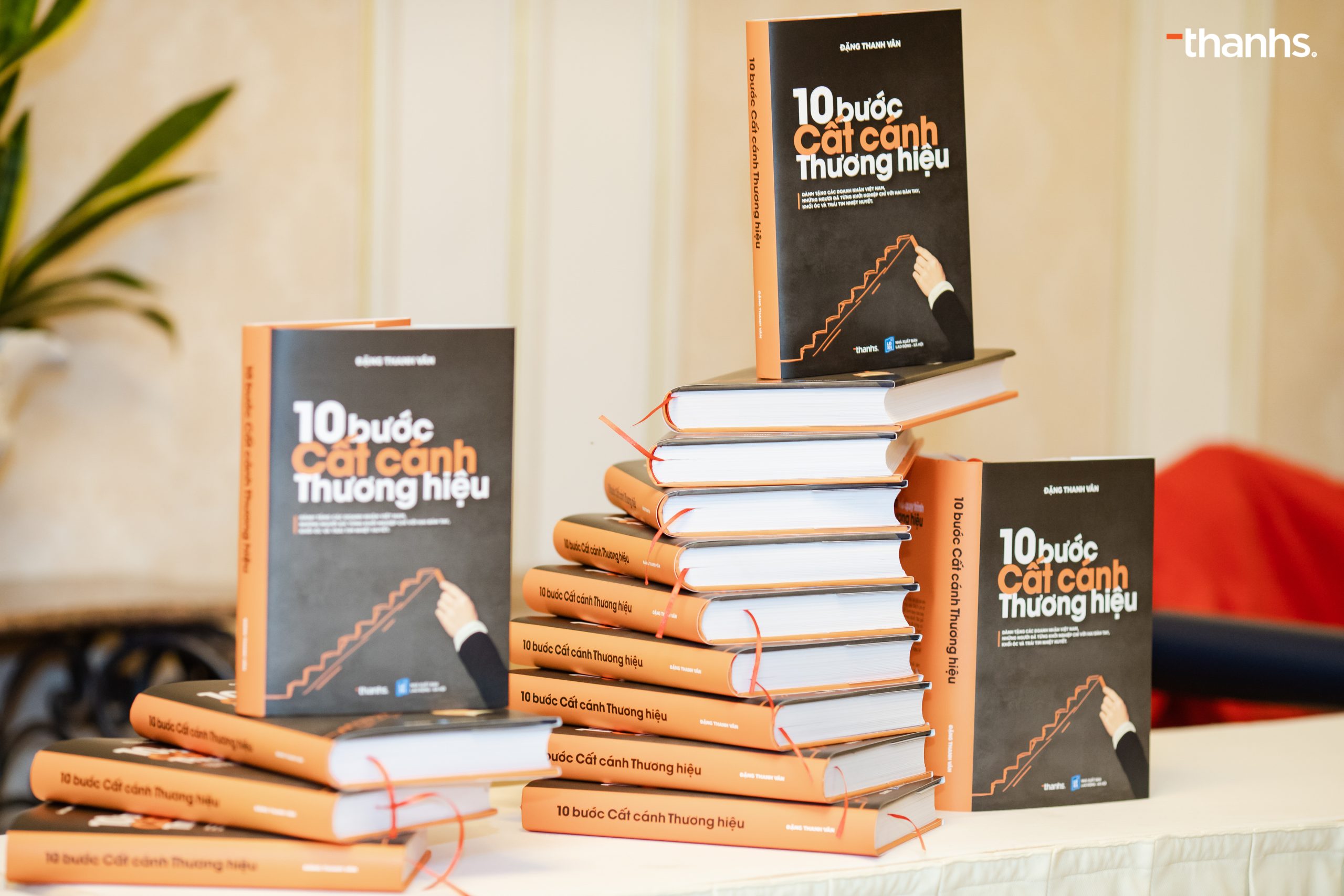 Sách 10 bước cất cánh thương hiệu, cuốn sách duy nhất về quy trình xây dựng thương hiệu dành cho doanh nghiệp Việt Nam
